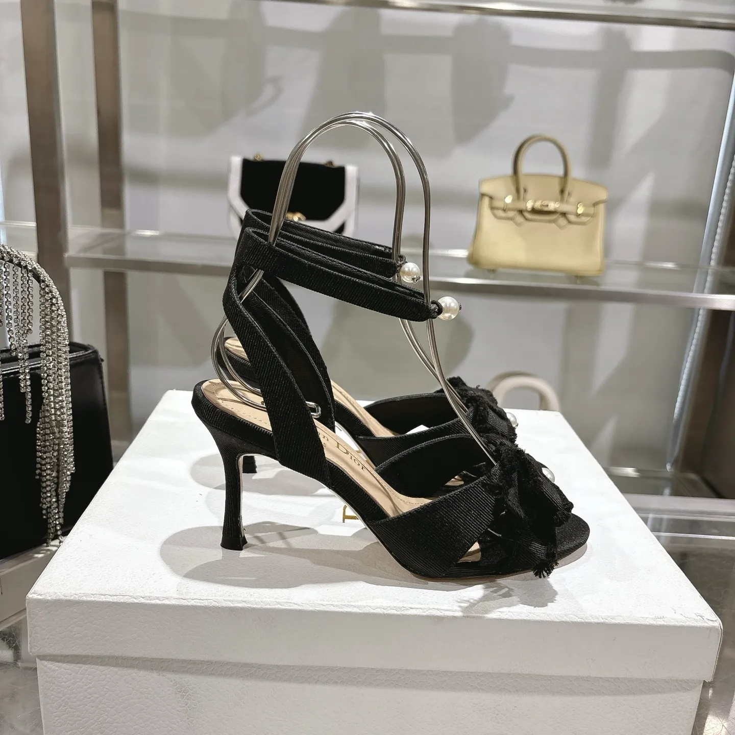 👟👟Ex-factory price 520👟👟 🎆Fringed webbing women's shoes Dior Dior 2024 spring and summer catwalk new Adiorble women's shoes CD star's same fashion tassel bow square head pearl letter logo hardware buckle high-heeled hollow sandals The top high-end version on the market Upper: original customized tassel grosgrain Lining: sheepskin lining foot pad Outsole: Italian leather outsole Heel height: 8.5cm Size: 34-41 (34.40.41. Customization is non-refundable)